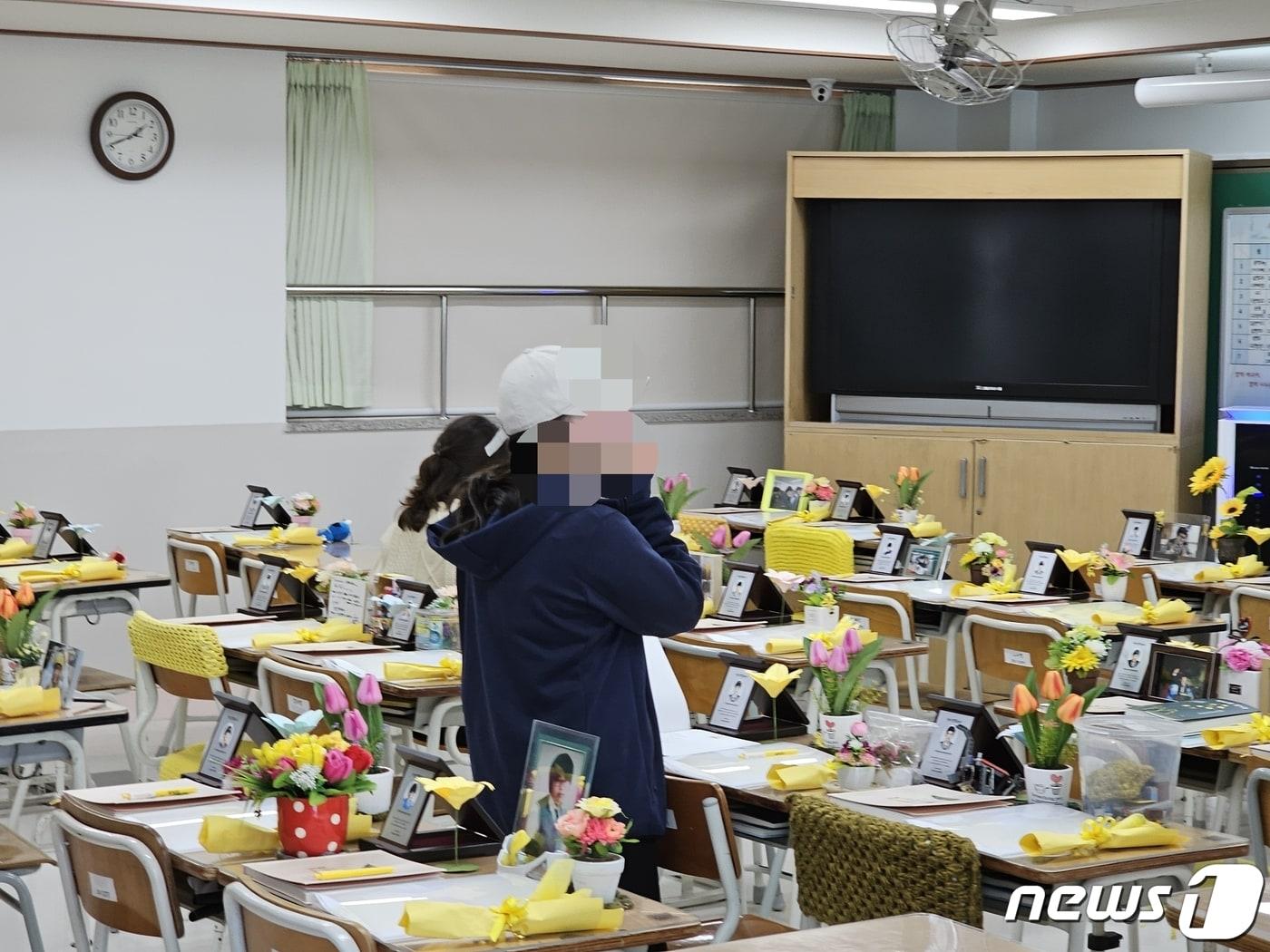 본문 이미지 - '세월호 참사' 10주기를 맞은 16일 오후 3시쯤 경기 안산시 단원고 4.16 기억교실에서 한 추모객이 눈물을 흘리고 있다. 2024.4.16/뉴스1 ⓒ News1 김기현 기자 