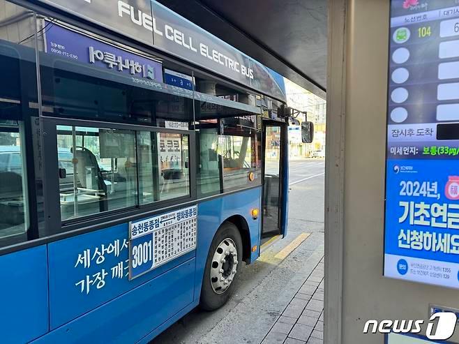 본문 이미지 - 전주시 등에 따르면 민주노총 공공운수노조 민주버스본부 전북본부가 17일 부분파업에 돌입한다. 오전 11시~4시까지 이뤄지는 만큼, 출퇴근 시민들의 큰 불편을 없을 것으로 보인다. 사진은 전주시내버스 모/뉴스1