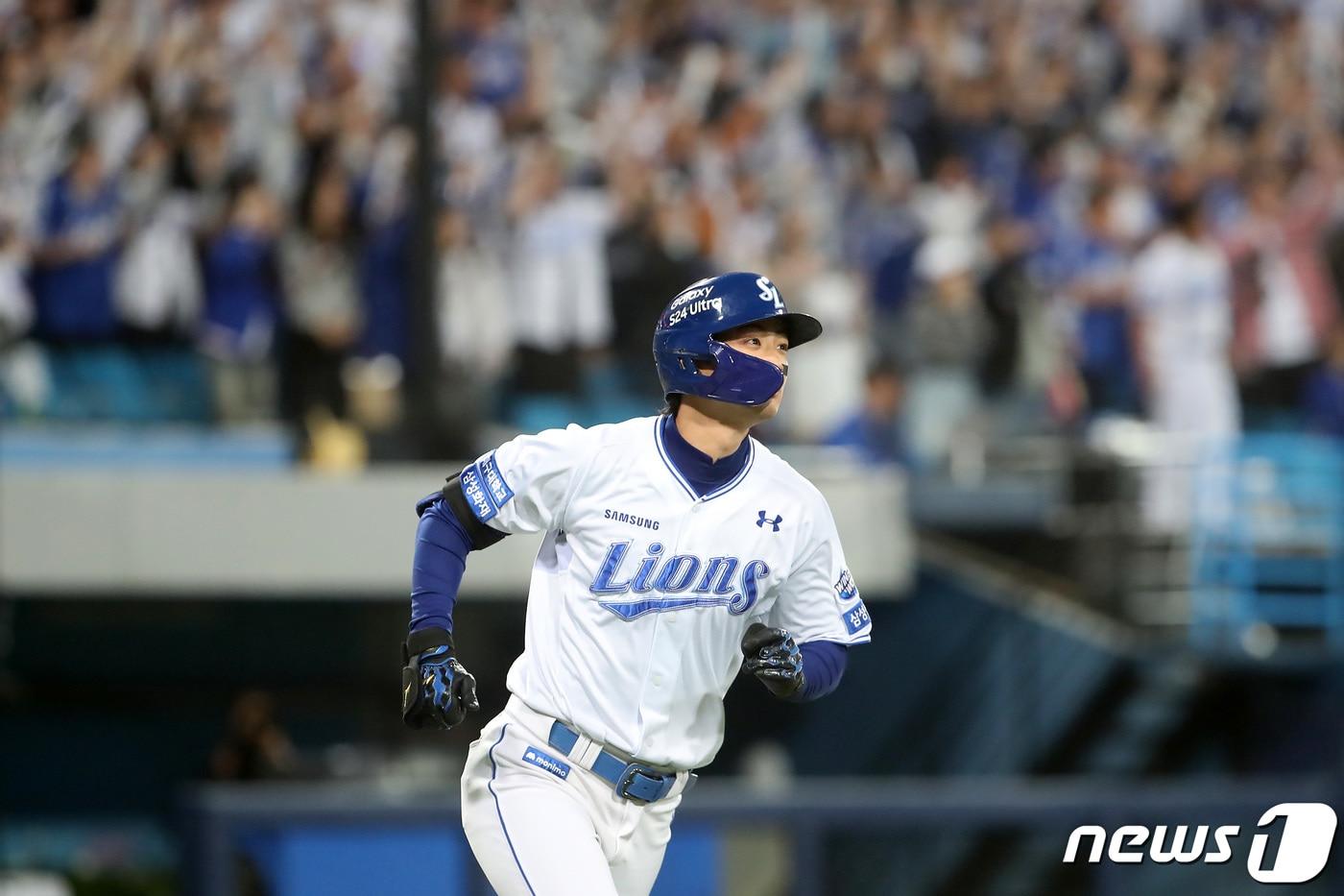 본문 이미지 - 16일 오후 대구 삼성라이온즈파크에서 열린 프로야구 '2024 신한 SOL 뱅크 KBO리그' 두산 베어스와 삼성 라이온즈의 경기, 3회말 무사 1,2루 상황 삼성 3번타자 구자욱이 우월 3점홈런을 때린 뒤 그라운드를 달리고 있다. 2024.4.16/뉴스1 ⓒ News1 공정식 기자