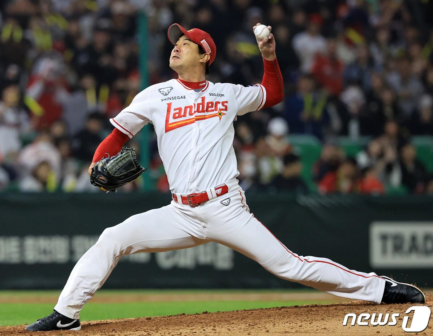 본문 이미지 - 16일 오후 인천시 미추홀구 문학동 SSG랜더스필드에서 열린 프로야구 '2024 신한 SOL 뱅크 KBO리그' KIA 타이거즈와 SSG 랜더스의 경기, SSG 선발 김광현이 6회초 등판해 힘차게 공을 던지고 있다. 2024.4.16/뉴스1 ⓒ News1 김진환 기자