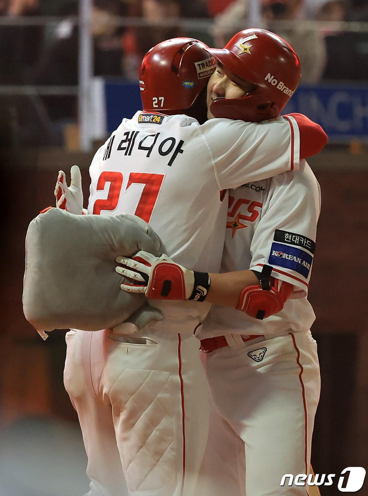 본문 이미지 - SSG 랜더스 최정(오른쪽)과 기예르모 에레디아. 뉴스1 DB ⓒ News1 김진환 기자