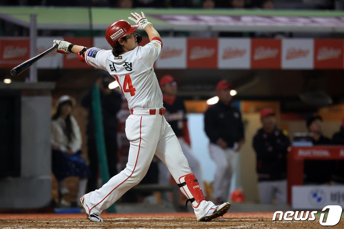 16일 오후 인천시 미추홀구 문학동 SSG랜더스필드에서 열린 프로야구 '2024 신한 SOL 뱅크 KBO리그' KIA 타이거즈와 SSG 랜더스의 경기, SSG 최정이 9회말 2사 극적인 동점 홈런을 치고 있다. 2024.4.16/뉴스1 ⓒ News1 김진환 기자