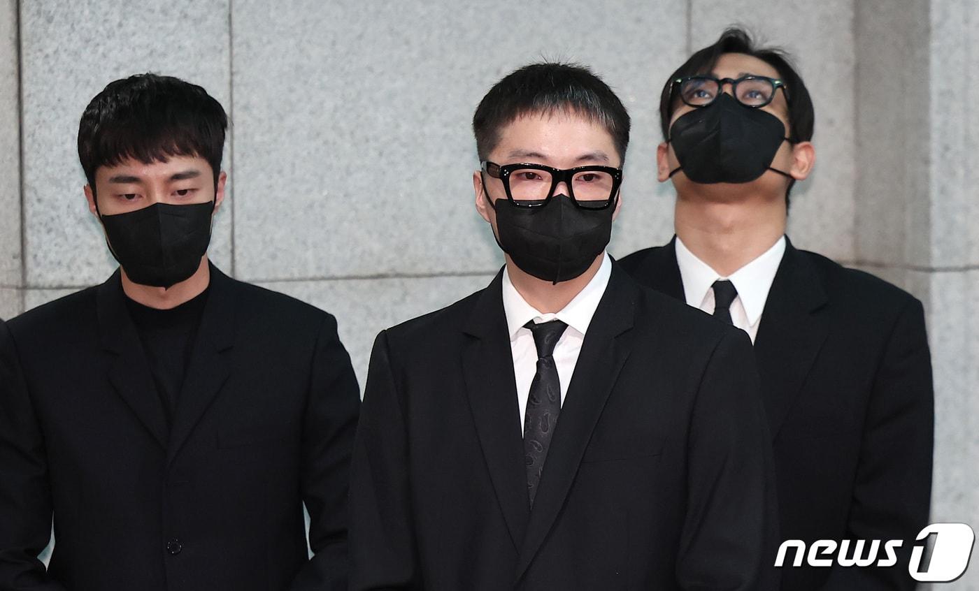 17일 오전 서울 송파구 서울아산병원 장례식장에서 ‘슈퍼스타K2’ 출신 가수 고(故) 박보람의 발인이 엄수된 가운데 가수 로이킴(왼쪽부터), 위너 강승윤, 박재정이 고인을 애도하고 있다. 故 박보람은 지난 11일 오후 9시 55분께 지인들과 모임 중 화장실에서 쓰러진 상태로 발견돼 병원으로 옮겨졌으나 향년 30세의 나이로 숨졌다. 2024.4.17/뉴스1 ⓒ News1 김성진 기자