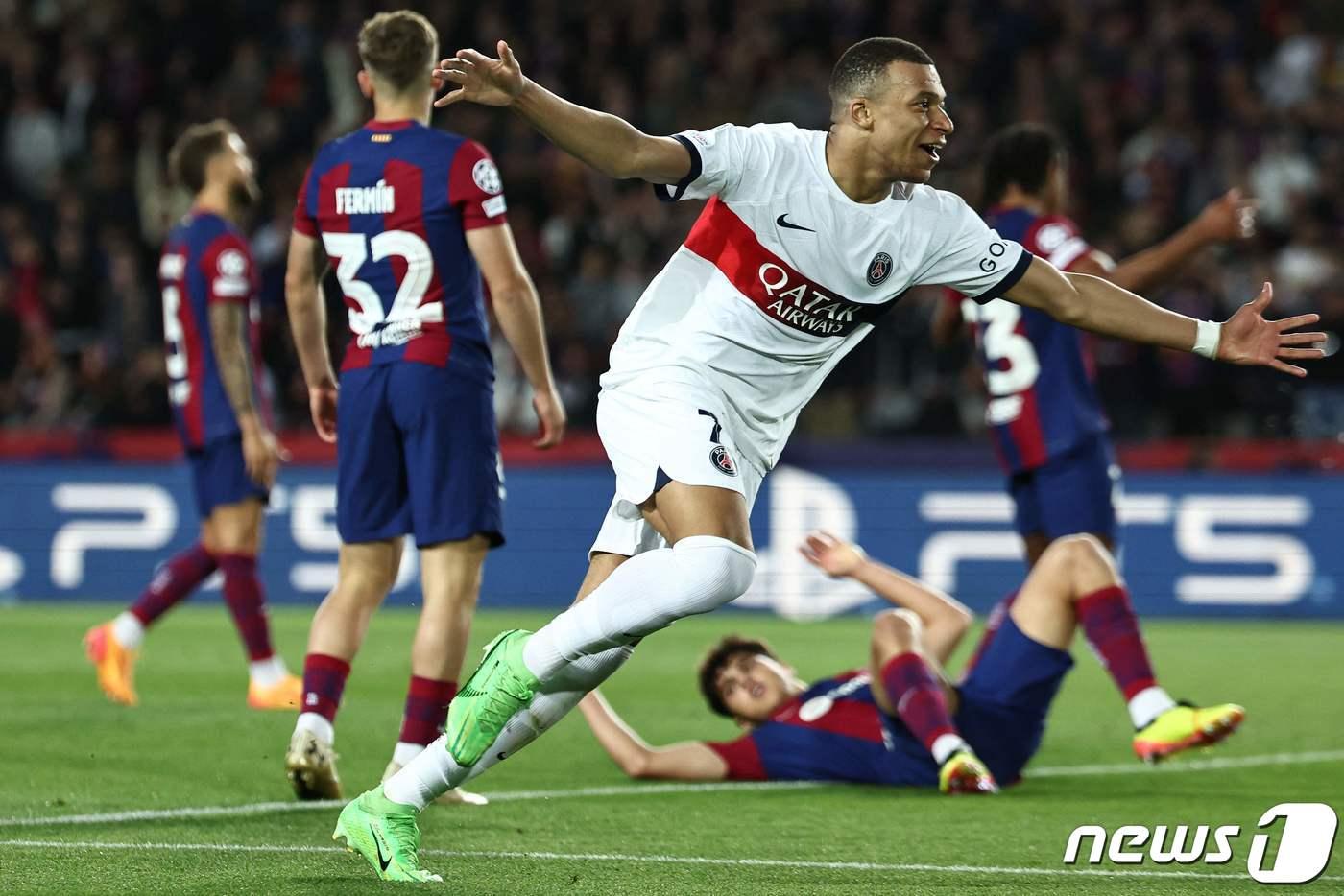 바르셀로나를 상대로 골을 터뜨린 음바페 ⓒ AFP=뉴스1