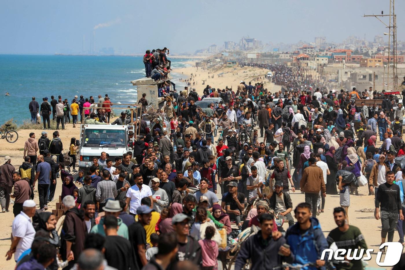 팔레스타인 무장정파 하마스와 이스라엘군 간 교전을 피해 가자지구 최남단 라파로 피신했던 팔레스타인 피란민들이 이스라엘군의 라파 침공이 두달 가까이 예고되자 14일(현지시간) 지중해 해안선을 따라 가자지구 북부로 귀향하고 있다. 2024.04.14. ⓒ 로이터=뉴스1 ⓒ News1 김성식 기자