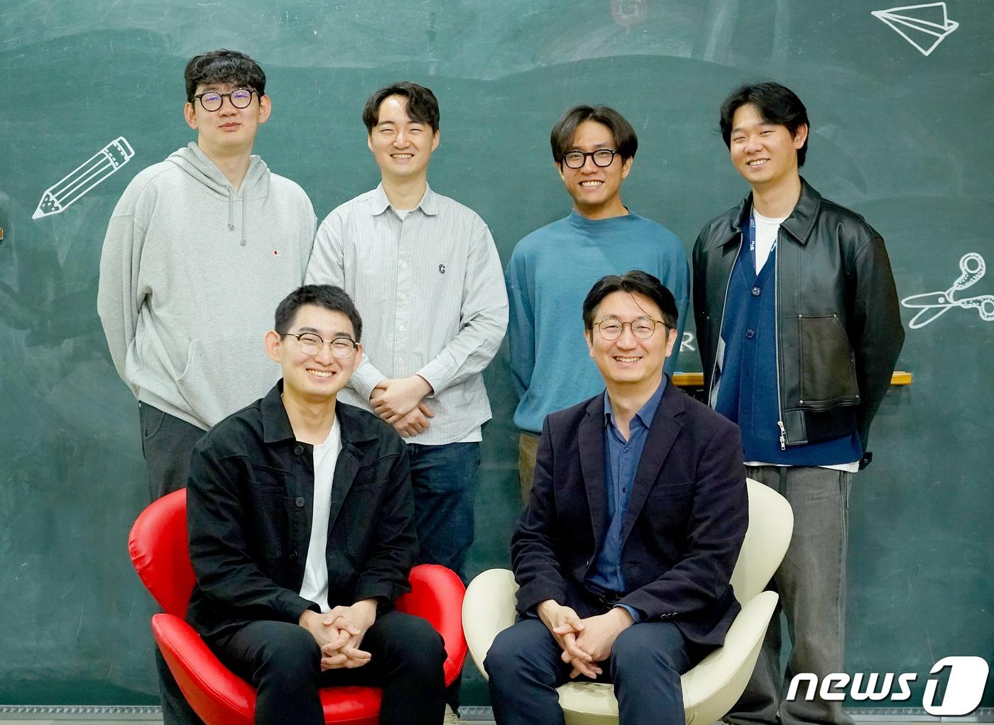 본문 이미지 - 이규빈 교수, 유연국·신성호·백승혁·고민환·노상준 박사과정생(앞줄 오른쪽부터 시계방향으로)(지스트 제공)/뉴스1 