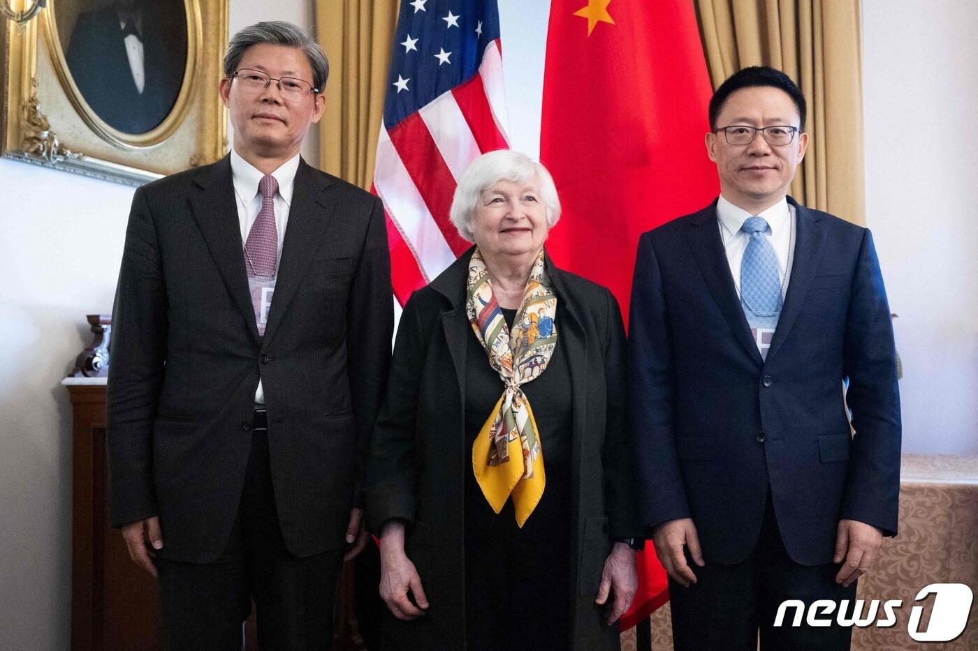 재닛 옐런 미국 재무장관이 16일 (현지시간) 워싱턴 재무부에서 열린 미국-중국 재무, 금융 워킹 그룹서 랴오 민 중국 재무 부부장, 쉬안창넝 인민은행 부총재와 포즈를 취하고 있다. 2024.04.17 ⓒ AFP=뉴스1 ⓒ News1 우동명 기자