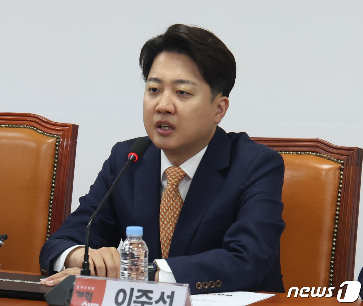 본문 이미지 - 이준석 개혁신당 대표가 17일 서울 여의도 국회에서 열린 최고위원회의에서 발언을 하고 있다. 2024.17/뉴스1 ⓒ News1 송원영 기자