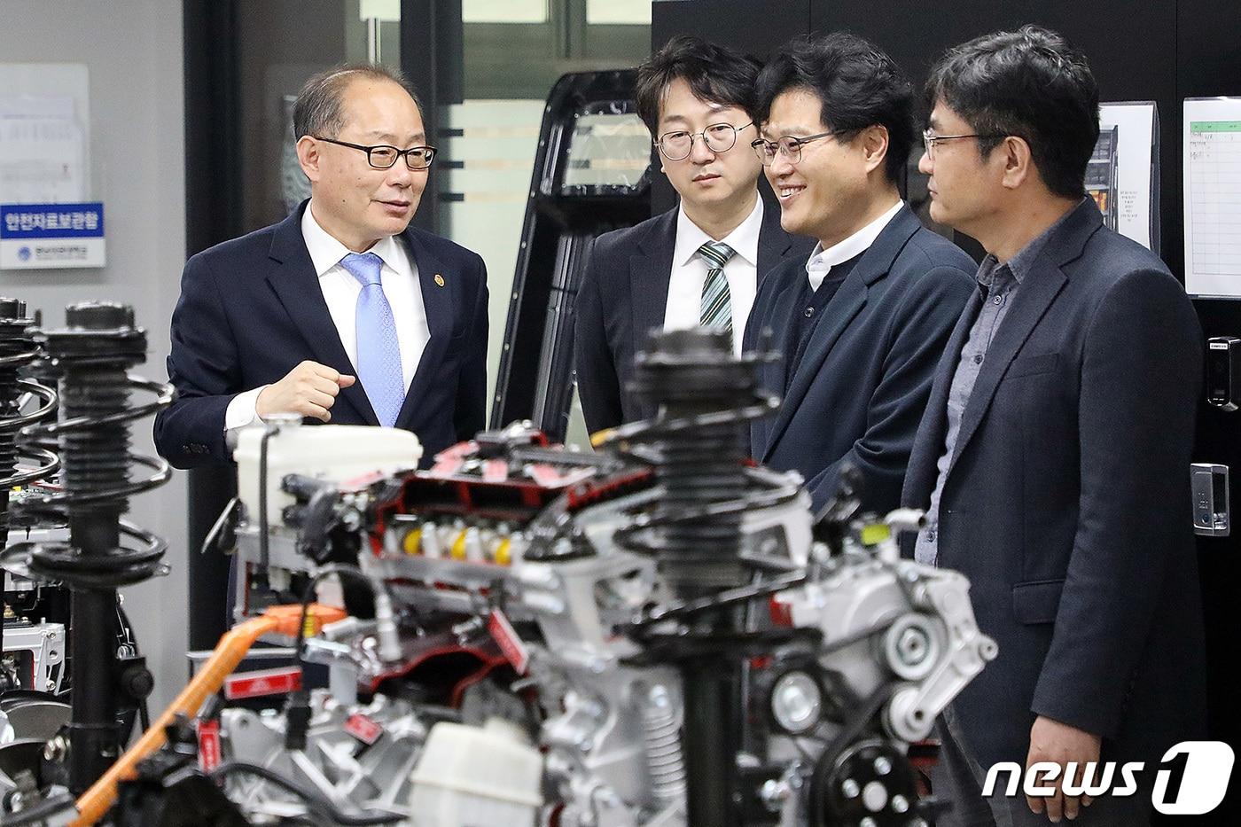 본문 이미지 - 영남이공대와 케어웰솔루션스가 산학협력을 위한 업무협약을 체결했다. 이재용 총장(왼쪽)이 김정주 대표(오른쪽 두번째) 일행과 영남이공대 스마트융합기계계열과 스마트 e-자동차과의 최신식 실습실을 방문해 교육환경 등을 살펴보고 있다. (영남이공대 제공)