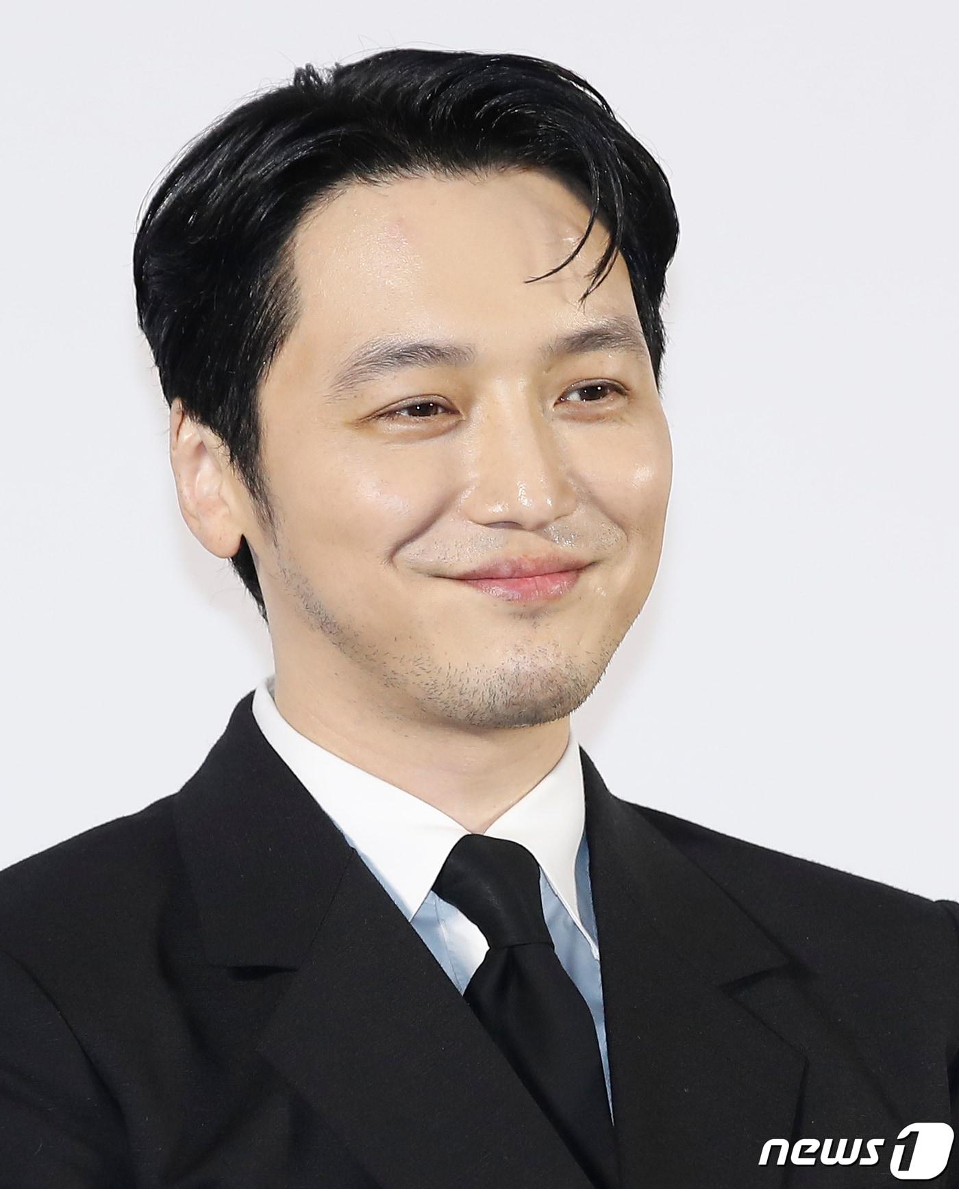 본문 이미지 - 배우 변요한이 17일 서울 성동구 메가박스 성수에서 열린 영화 '그녀가 죽었다'(감독 김세휘) 제작보고회에서 미소를 짓고 있다. '그녀가 죽었다'는 훔쳐보기가 취미인 공인중개사 구정태(변요한 분)가 관찰하던 SNS 인플루언서 한소라(신혜선 분)의 죽음을 목격하고 살인자의 누명을 벗기 위해 한소라의 주변을 뒤지며 펼쳐지는 미스터리 추적 스릴러 영화다. 2024.4.17/뉴스1 ⓒ News1 권현진 기자