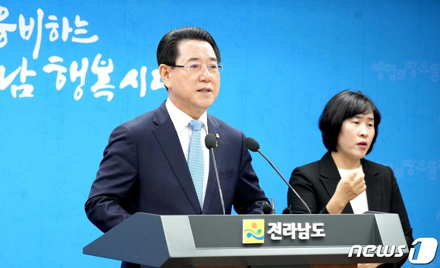 김영록 전라남도지사가 17일 오전 전남도청 브리핑룸에서 “최근 전라남도 국립의과대학 설립을 위한 정부 추천대학 선정과 관련해 지역 내 논란과 갈등이 커지고 있어, 이해와 협력을 구하고자 한다.”며 대도민 호소문을 발표하고 있다.(전남도 제공) 2024.4.17/뉴스1 