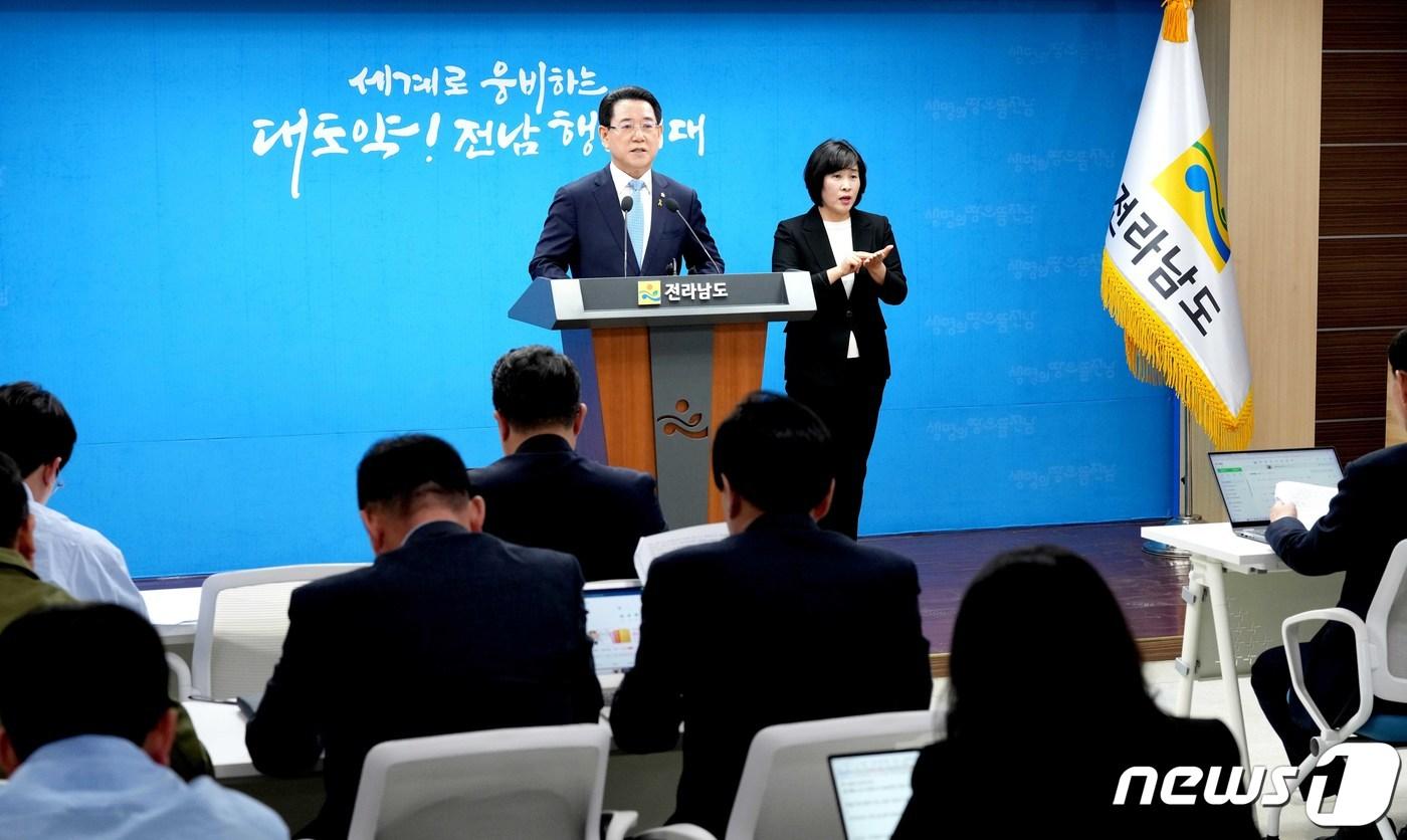 본문 이미지 - 김영록 전라남도지사가 17일 오전 전남도청 브리핑룸에서 “최근 전라남도 국립의과대학 설립을 위한 정부 추천대학 선정과 관련해 지역 내 논란과 갈등이 커지고 있어, 이해와 협력을 구하고자 한다.”며 대도민 호소문을 발표하고 있다.(전남도 제공) 2024.4.17/뉴스1