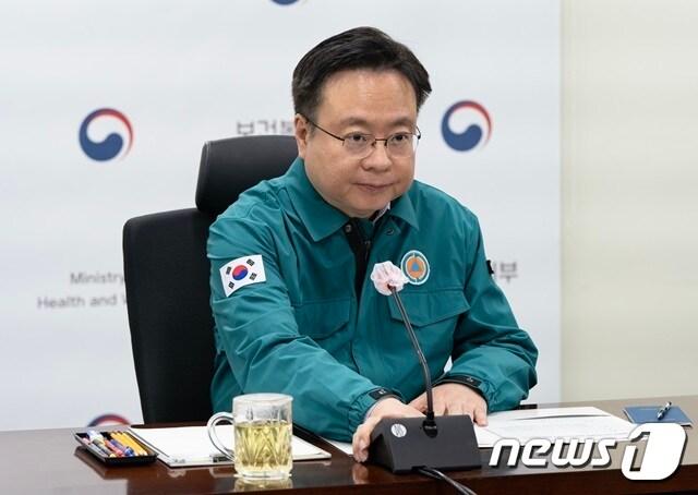 본문 이미지 - 조규홍 보건복지부 장관이 17일 열린 의사 집단행동 중앙사고수습본부 회의를 주재하고 있다. (복지부 제공)