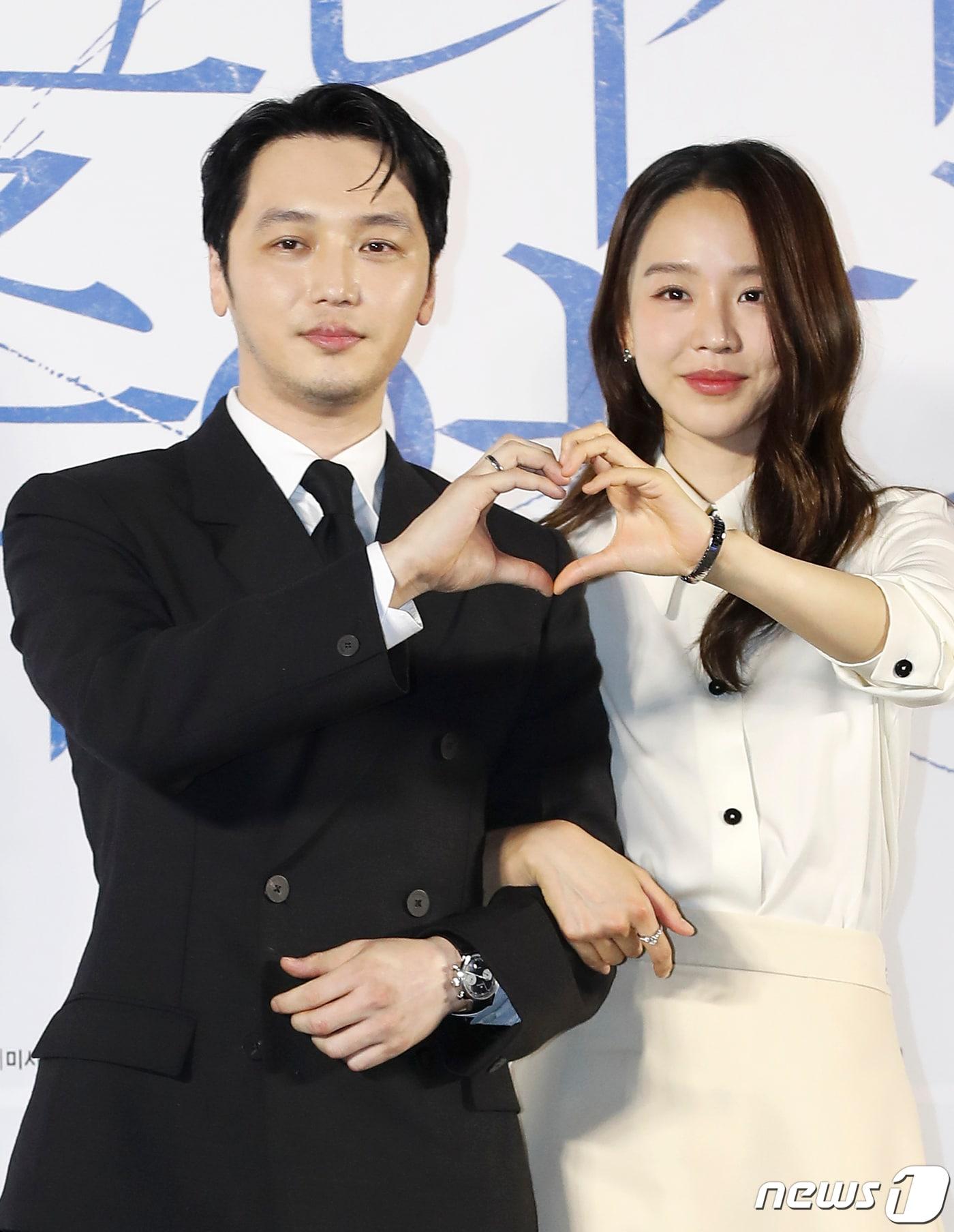 본문 이미지 - 배우 변요한과 신혜선(오른쪽)이 17일 서울 성동구 메가박스 성수에서 열린 영화 '그녀가 죽었다'(감독 김세휘) 제작보고회에서 포즈를 취하고 있다. '그녀가 죽었다'는 훔쳐보기가 취미인 공인중개사 구정태(변요한 분)가 관찰하던 SNS 인플루언서 한소라(신혜선 분)의 죽음을 목격하고 살인자의 누명을 벗기 위해 한소라의 주변을 뒤지며 펼쳐지는 미스터리 추적 스릴러 영화다. 2024.4.17/뉴스1 ⓒ News1 권현진 기자