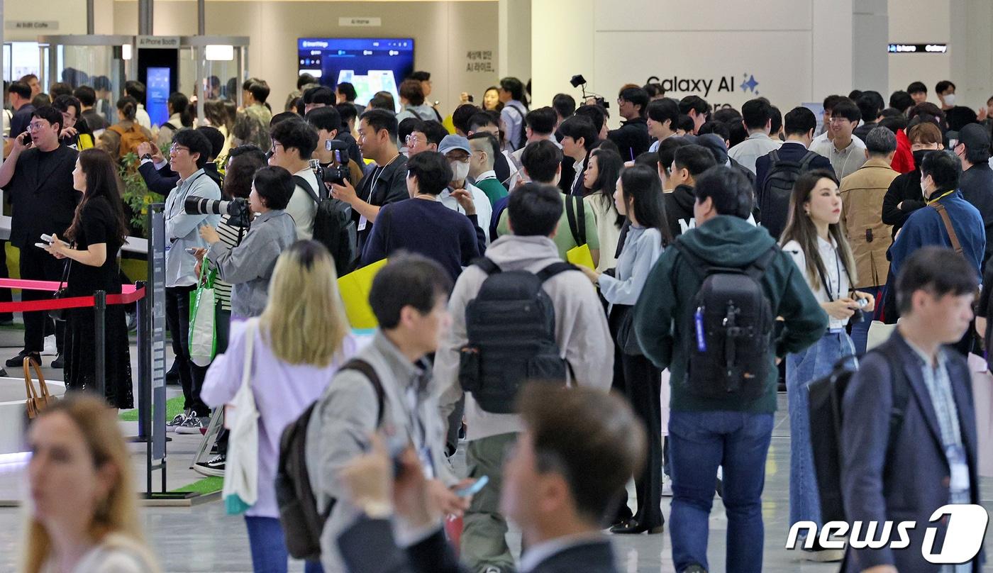 본문 이미지 - 17일 오전 서울 강남구 코엑스에서 열린 '월드 IT쇼'를 찾은 관람객들이 삼성전자 등 참여 기업 전시 부스를 살펴보고 있다. (사진은 기사 내용과 무관함) 2024.4.17 ⓒ 뉴스1 장수영 기자