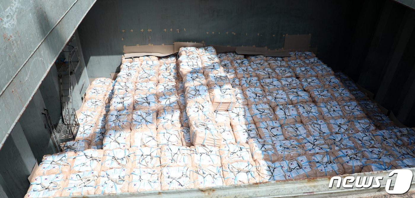 17일 전북자치도 군산시 군산항 5부두에서 열린 쌀 10만톤 원조 출항기념식에서 원조용 쌀 1만 5000톤이 선적되고 있다. 2024.4.17/뉴스1 ⓒ News1 유경석 기자