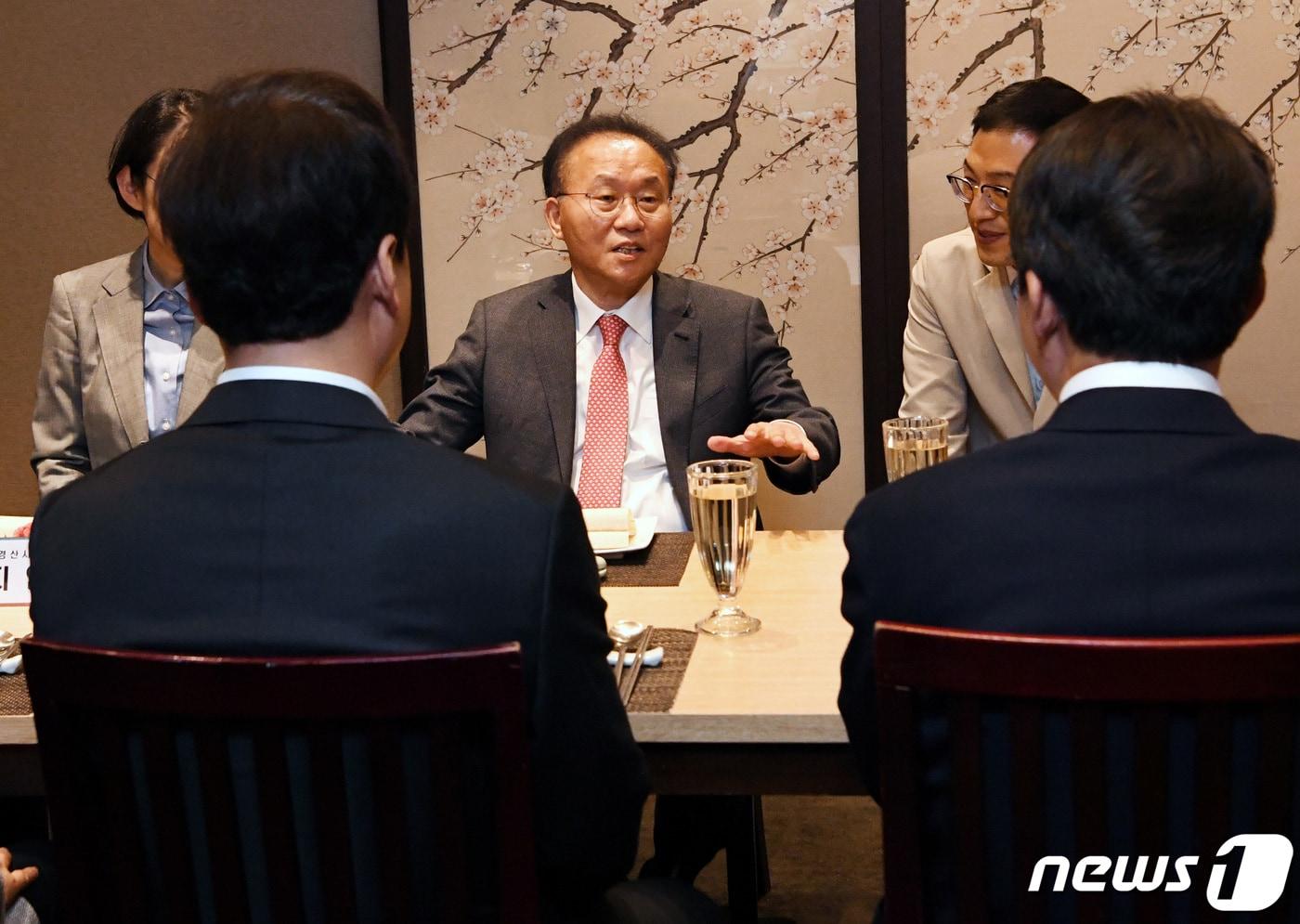 본문 이미지 - 윤재옥 국민의힘 원내대표 겸 대표 권한대행이 17일 서울 여의도의 한 음식점에서 열린 초선 지역구 당선자 오찬 간담회에 참석해 발언하고 있다. (공동취재) 2024.4.17/뉴스1 ⓒ News1 구윤성 기자