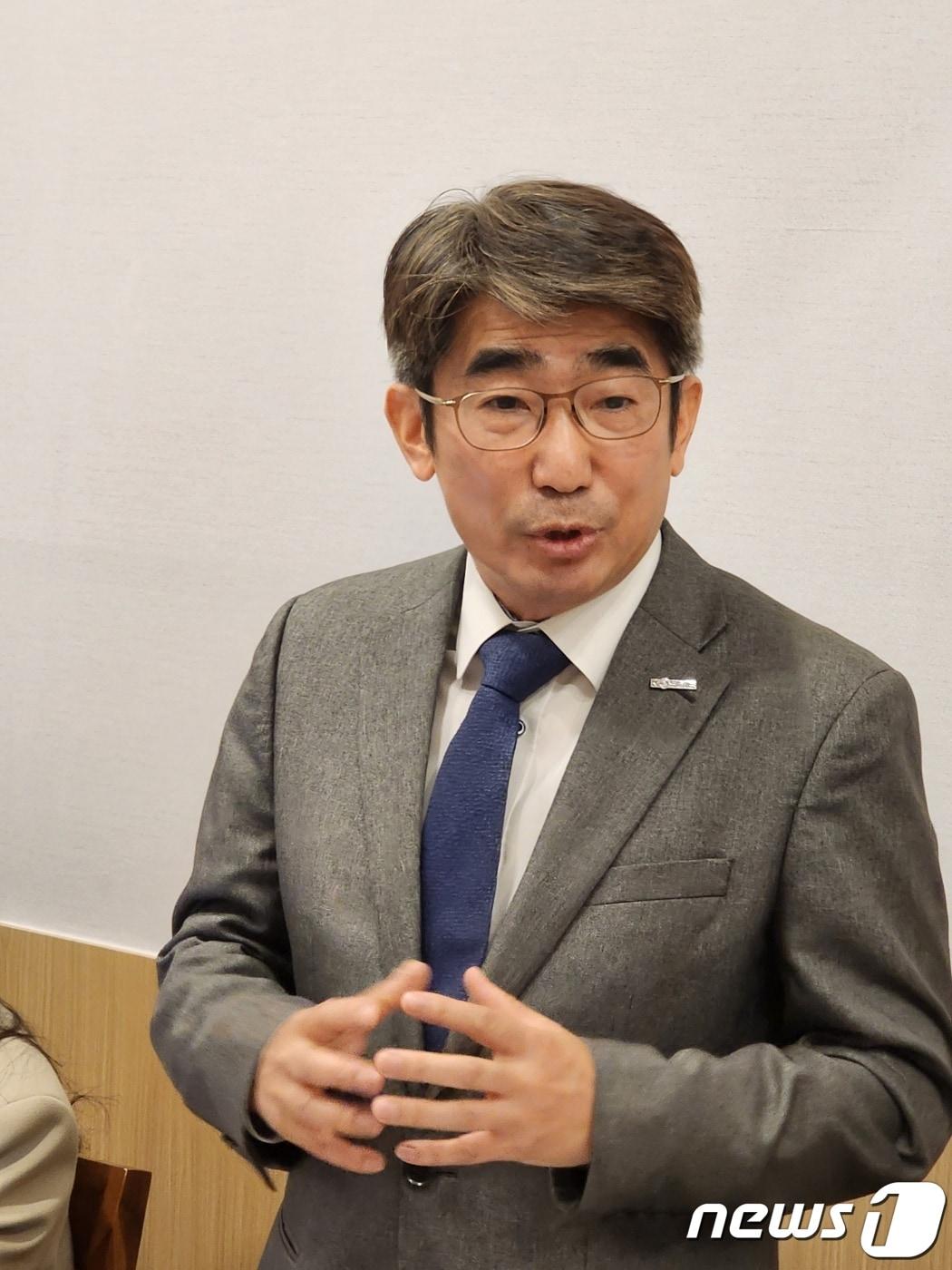 본문 이미지 - 김문환 중소벤처기업진흥공단 기업금융이사가 17일 서울 여의도에서 올해 중진공 정책자금 사업 관련 설명을 하고 있다.(중소벤처기업진흥공단 제공)