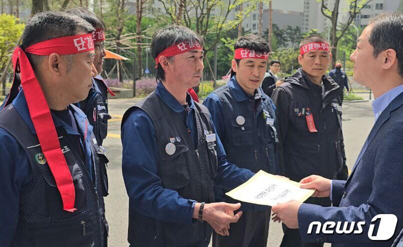 본문 이미지 - HD현대그룹 조선 3사 노조 대표들이 17일 경기도 성남시 HD현대 글로벌R&D센터 앞에서 HD현대 관계자에게 올해 임단협 공동요구안을 전달하고 있다. (현대중공업 노조 제공)