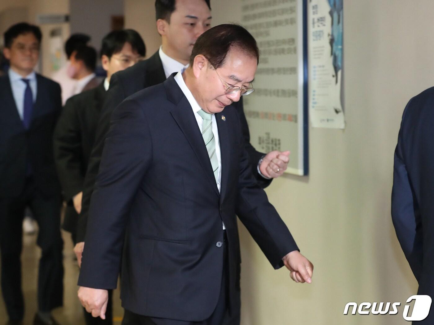 본문 이미지 - 사전 선거운동을 한 혐의로 기소된 하윤수 부산시교육감이 17일 오후 부산 연제구 부산지방법원에서 열린 항소심 선고 공판에 출석하고 있다. 2024.4.17/뉴스1 ⓒ News1 윤일지 기자