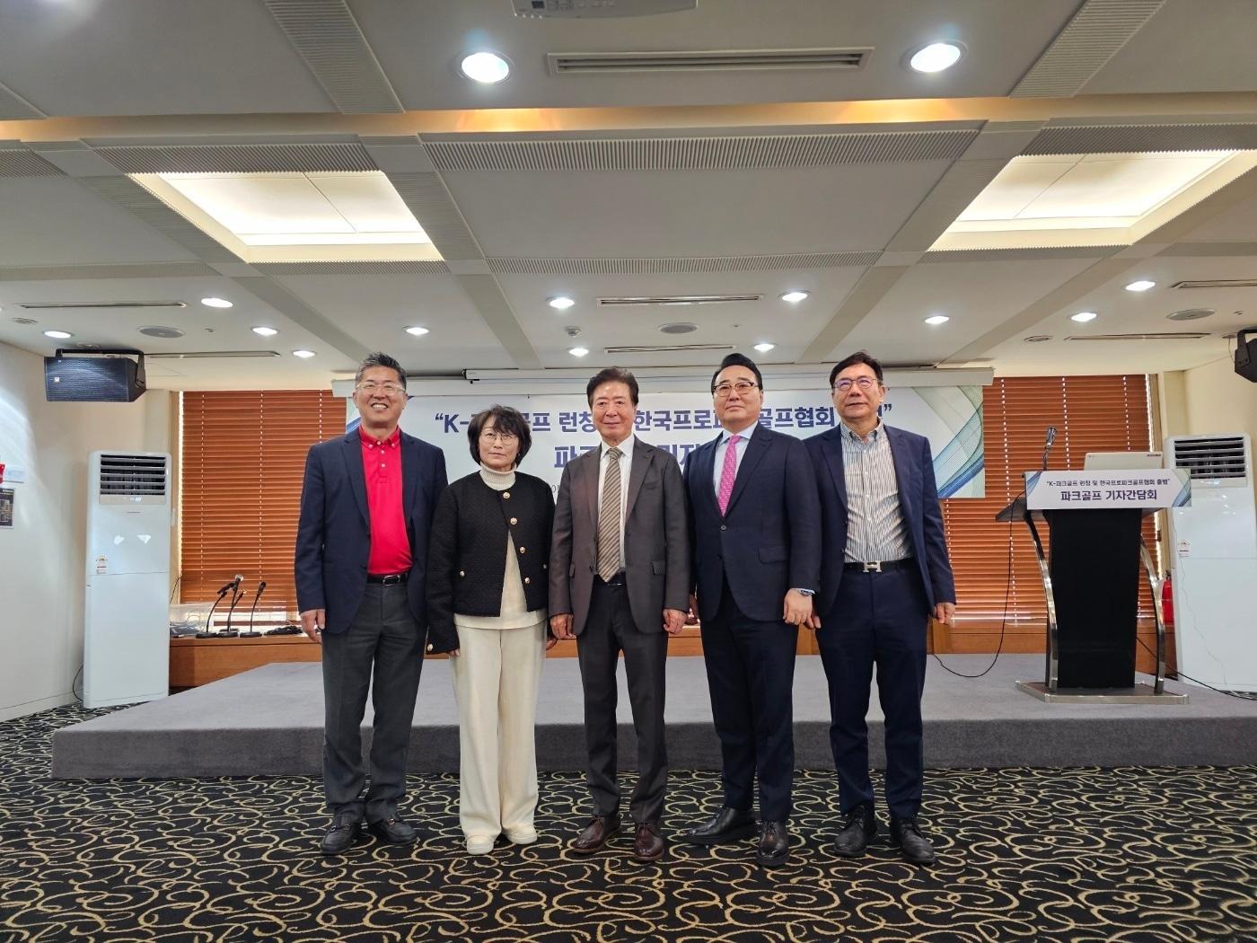 본문 이미지 - 한국프로파크골프협회가 17일 프레스센터에서 'K-파크골프 론칭 및 한국프로파크골프협회 출범 기자간담회를 개최했다. 전영창 케이파크골프 대표, 신정희 대한하키협회 부회장, 이정길 한국프로파크골프협회 회장, 이영수 한국프로파크골프협회 고문, 유선기 서강대 교수(왼쪽부터). (한국프로파크골프협회 제공)