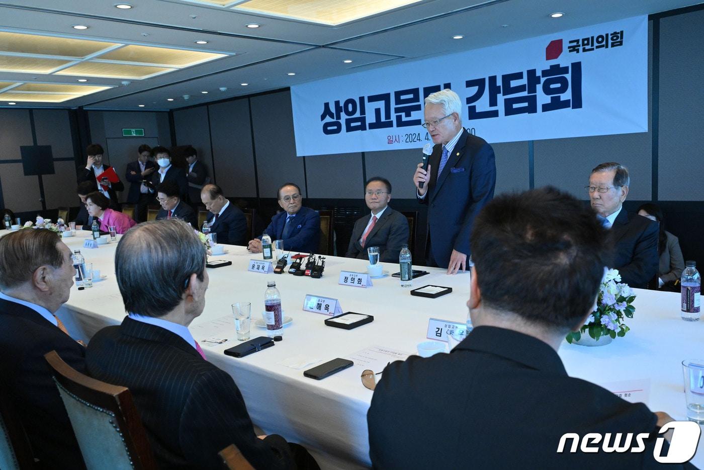 본문 이미지 - 정의화 국민의힘 상임고문단 회장이 17일 서울 여의도 한 식당에서 열린 상임고문단 간담회에서 발언하고 있다. 왼쪽은 윤재옥 원내대표 겸 당대표 권한대행. (공동취재) 2024.4.17/뉴스1 ⓒ News1 임세영 기자