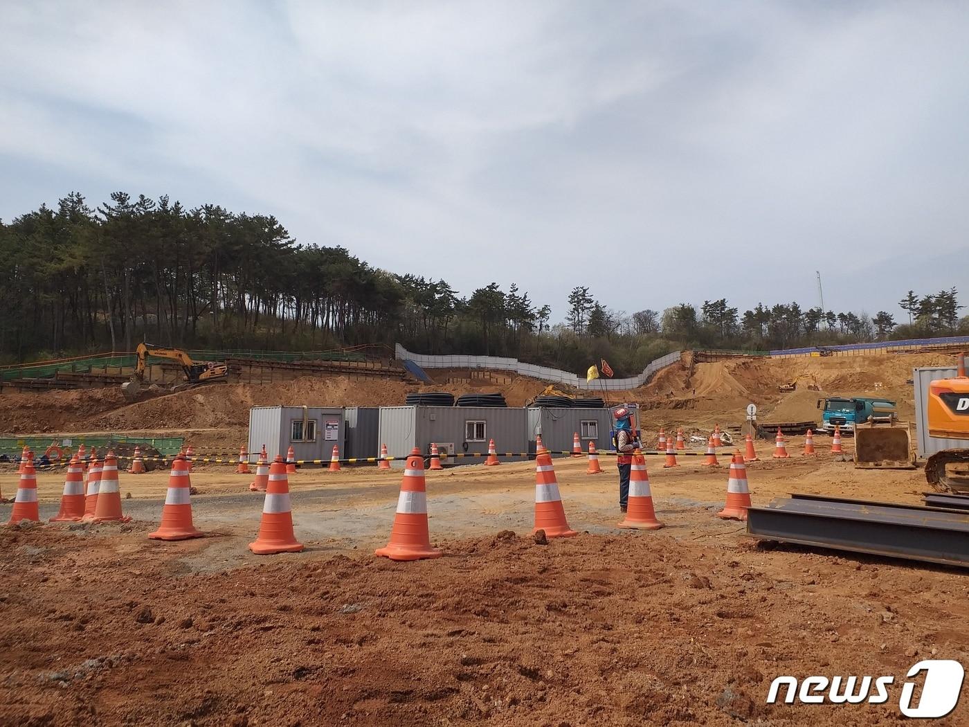 본문 이미지 - 군산미세먼지시민대책위는 17일 은파호수공원의 대규모 아파트 건설을 중단할 것을 촉구했다.2024.4.17/뉴스1