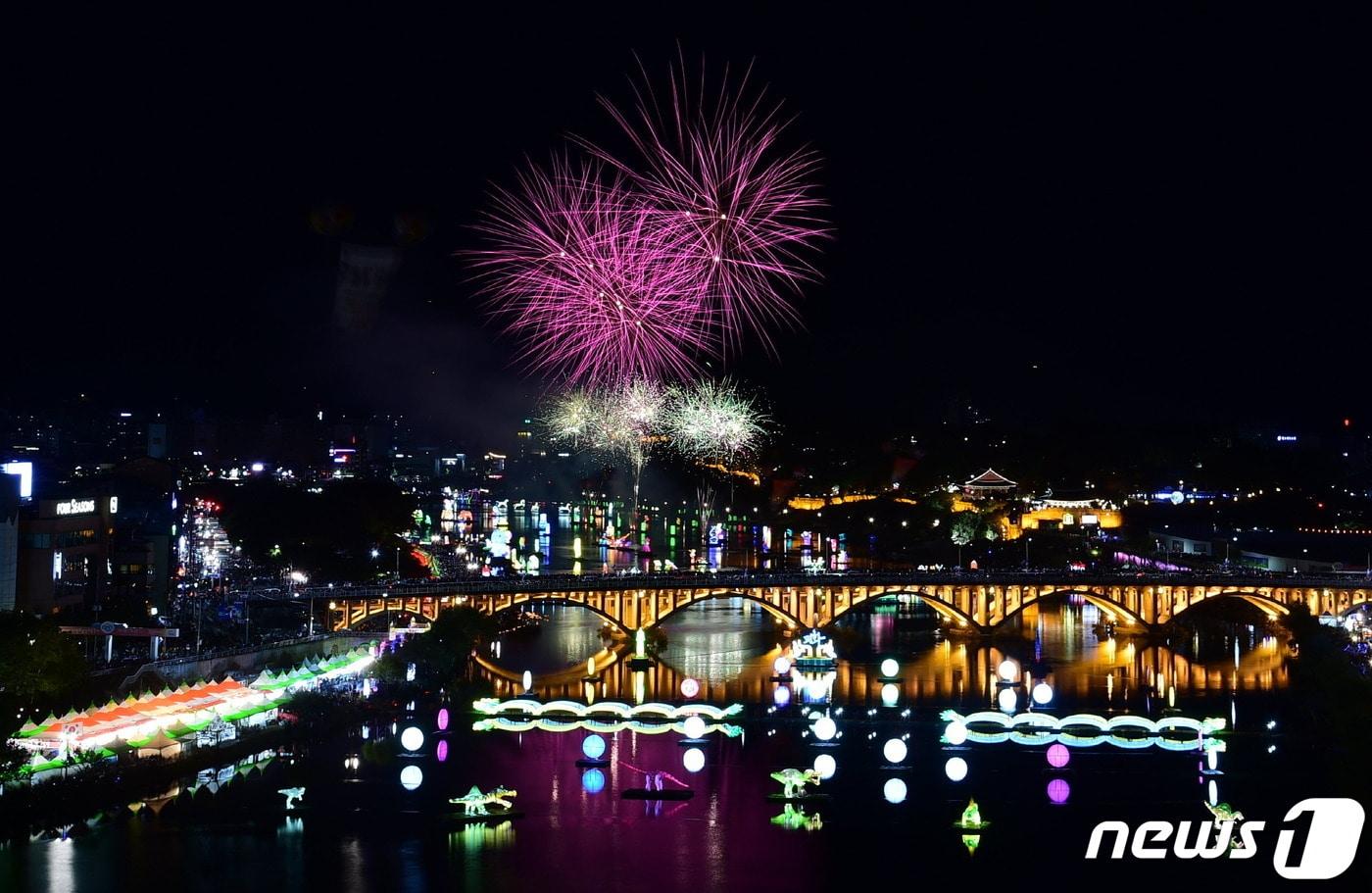 진주남강유등축제 불꽃놀이 장면(진주시 제공).