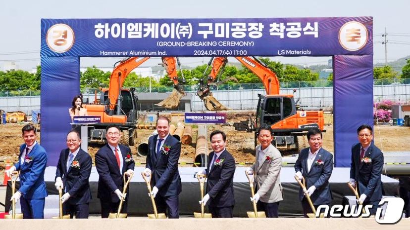 본문 이미지 - 17일 경북 구미국가산업단지에서 열린 ‘하이엠케이 EV 알루미늄 부품 공장 착공식’에서 관계자들이 기념 촬영을 하고 있다. (왼쪽 2번째부터) 홍영호 LS머트리얼즈 대표, 구본규 LS전선 대표, 롭반길스(Rob Van Gils) HAI社 대표, 김학홍 경북도 행정부지사, 김장호 구미시장, 안주찬 구미시의회 의장.(LS머티리얼즈 제공)