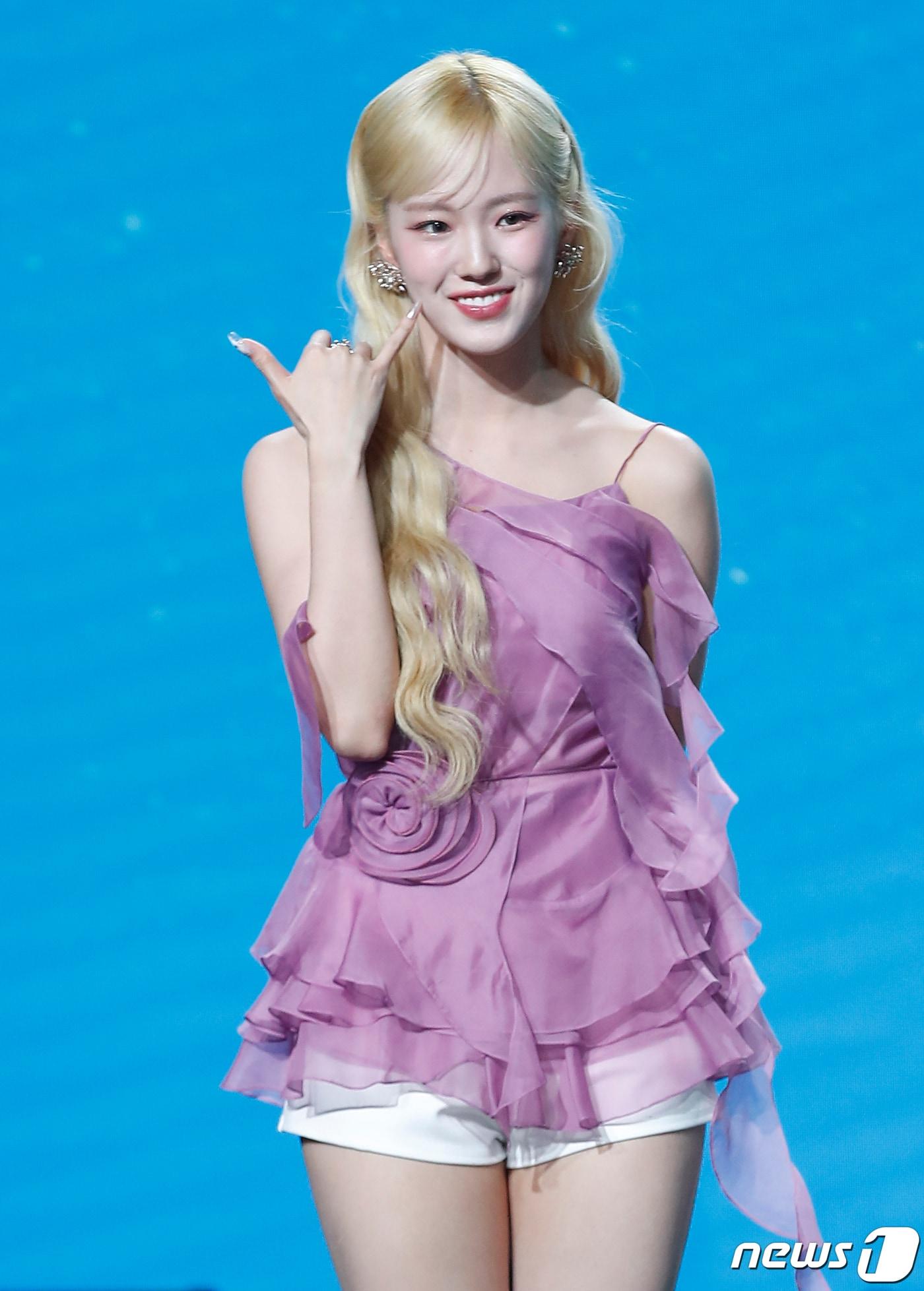 본문 이미지 - 그룹 비웨이브(BEWAVE)의 윤슬이 17일 서울 강남구 일지아트홀에서 가진 데뷔 앨범 ‘비:웨이브’(BE:WAVE) 쇼케이스에서 포즈를 취하고 있다. 2024.4.17/뉴스1 ⓒ News1 권현진 기자