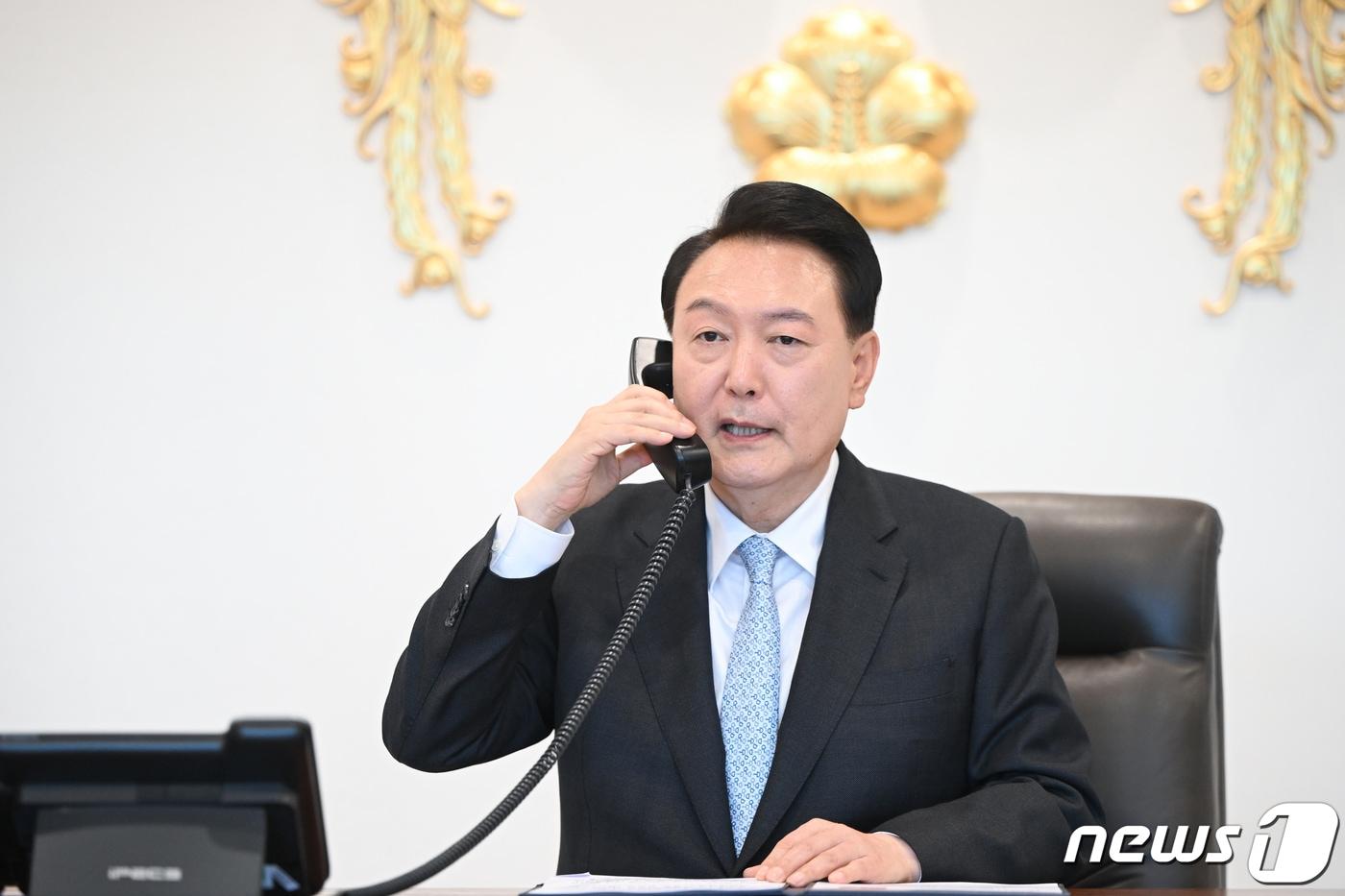 본문 이미지 - 윤석열 대통령이 17일 용산 대통령실 청사에서 프라보워 수비안토 인도네시아 대통령 당선인과 전화 통화를 하고 있다. (대통령실 제공) 2024.4.17/뉴스1 ⓒ News1 오대일 기자