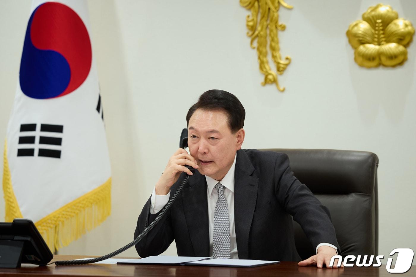 본문 이미지 - 윤석열 대통령이 17일 용산 대통령실 청사에서 기시다 후미오 일본 총리와 전화 통화를 하고 있다. (대통령실 제공) 2024.4.17/뉴스1 ⓒ News1 오대일 기자