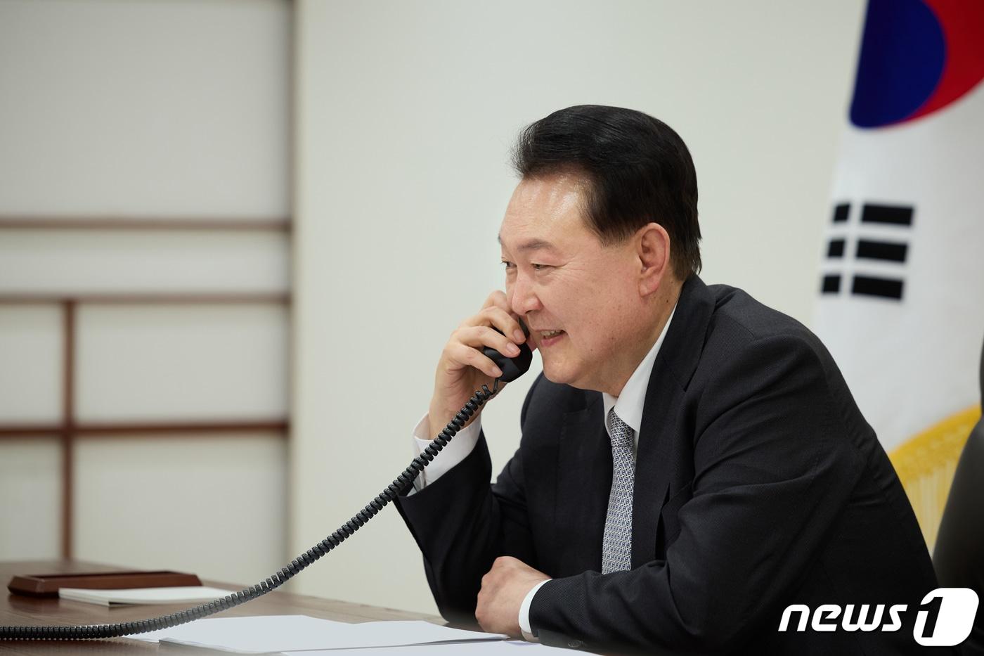 본문 이미지 - 윤석열 대통령이 지난 17일 용산 대통령실 청사에서 기시다 후미오 일본 총리와 전화 통화를 하고 있다. (대통령실 제공) 2024.4.17/뉴스1 ⓒ News1 오대일 기자