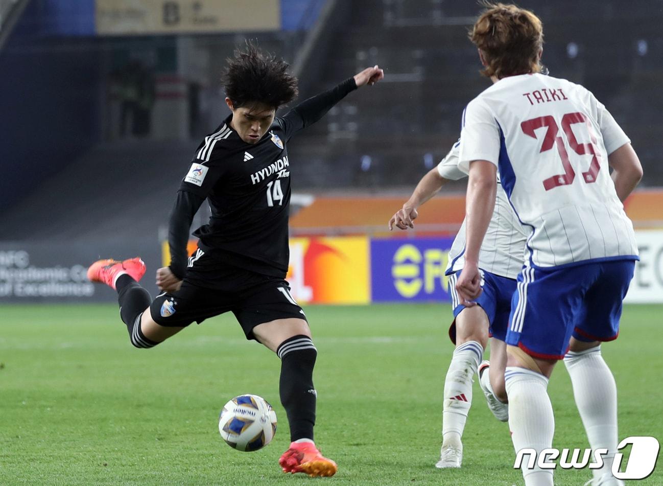 본문 이미지 - 지난 4월17일 오후 울산문수축구경기장에서 열린 '2023-24 아시아축구연맹(AFC) 챔피언스리그(ACL) 요코하마(일본)와의 4강 1차전에서 HD현대 이동경이 슛을 하고 있다. (사진은 기사 내용과 무관함) 2024.4.17/뉴스1 ⓒ News1 김지혜 기자