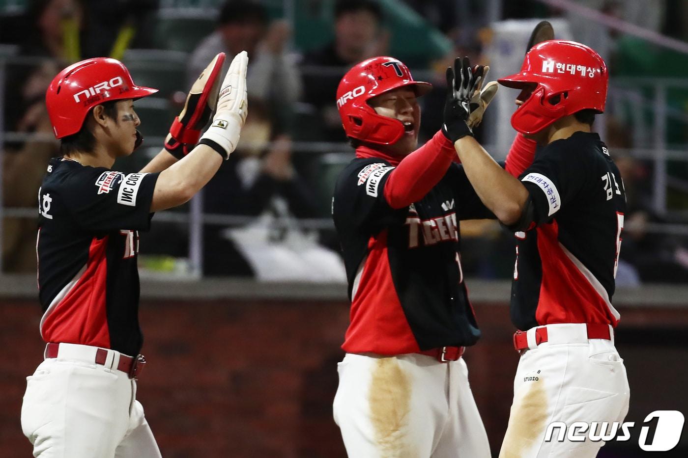본문 이미지 - 17일 오후 인천시 미추홀구 문학동 SSG랜더스필드에서 열린 프로야구 '2024 신한 SOL 뱅크 KBO리그' KIA 타이거즈와 SSG 랜더스의 경기, KIA 김도영이 7회초 1사 1,2루 상황때 홈런을 날린뒤 홈베이스를 밟고 선행주자들과 하이파이브를 하고 있다. 2024.4.17/뉴스1 ⓒ News1 이광호 기자