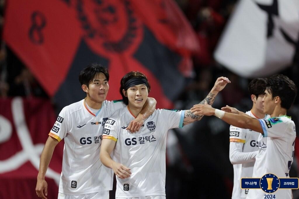 본문 이미지 - FC서울의 황현수(가운데)가 서울이랜드FC를 상대로 득점 후 기뻐하고 있다. (대한축구협회 제공)