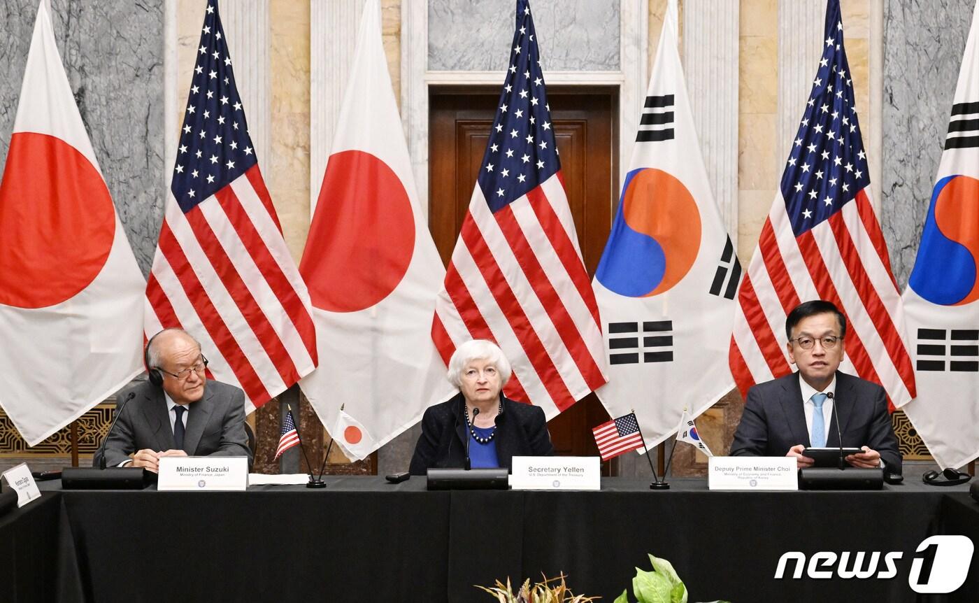 G20재무장관회의 및 IMF/WB 춘계회의 참석차 미국 워싱턴을 방문 중인 최상목 부총리 겸 기획재정부 장관이 17일(현지시간) 미국 재무부에서 열린 '제1차 한.미.일 재무장관 회의'에 참석, 모두 발언을 하고 있다. (기획재정부 제공) 2024.4.18/뉴스1