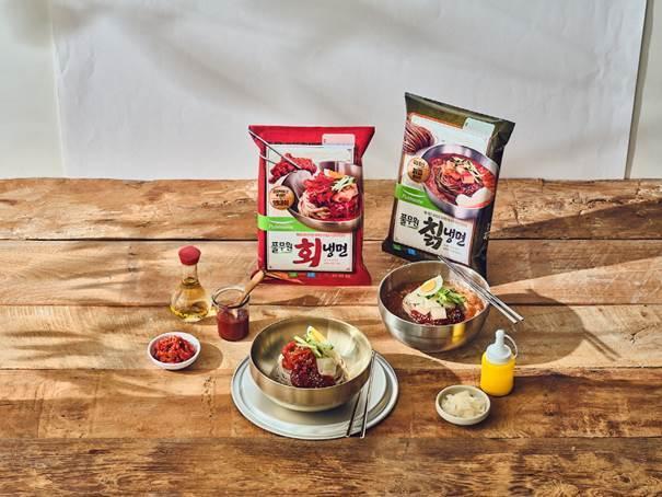 본문 이미지 - 풀무원이 출시한 회냉면·칡냉면.(풀무원식품 제공)