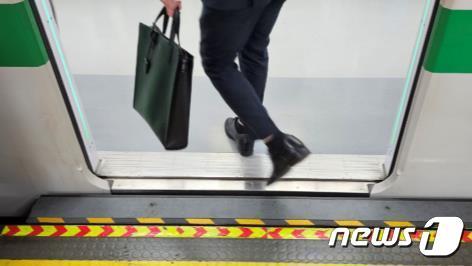 본문 이미지 - 지하철 자동안전발판 설치 후 모습.(서울시 제공)