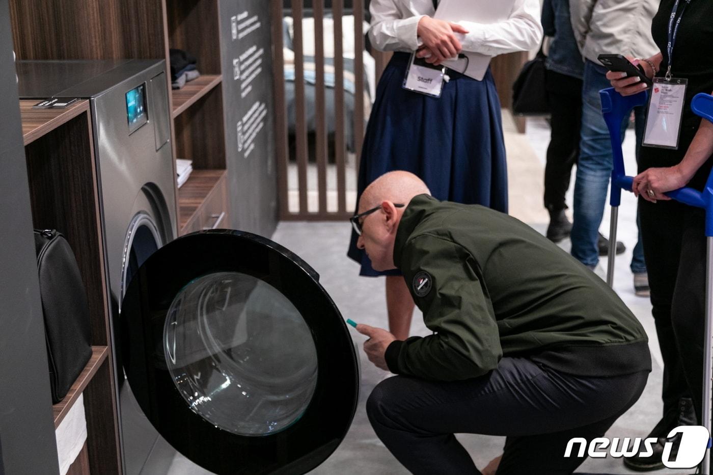 삼성전자가 4월16일(현지시간) 이탈리아 밀라노에서 개막한 주방 가전·가구 전시회 '유로쿠치나(EuroCucina) 2024'에 참가해 AI 가전과 유럽 특화 빌트인 제품을 선보이고 있다고 18일 밝혔다. 관람객이 올인원 세탁건조기인 '비스포크 AI 콤보'를 살펴보고 있다. (삼성전자 제공) 2024.4.18/뉴스1