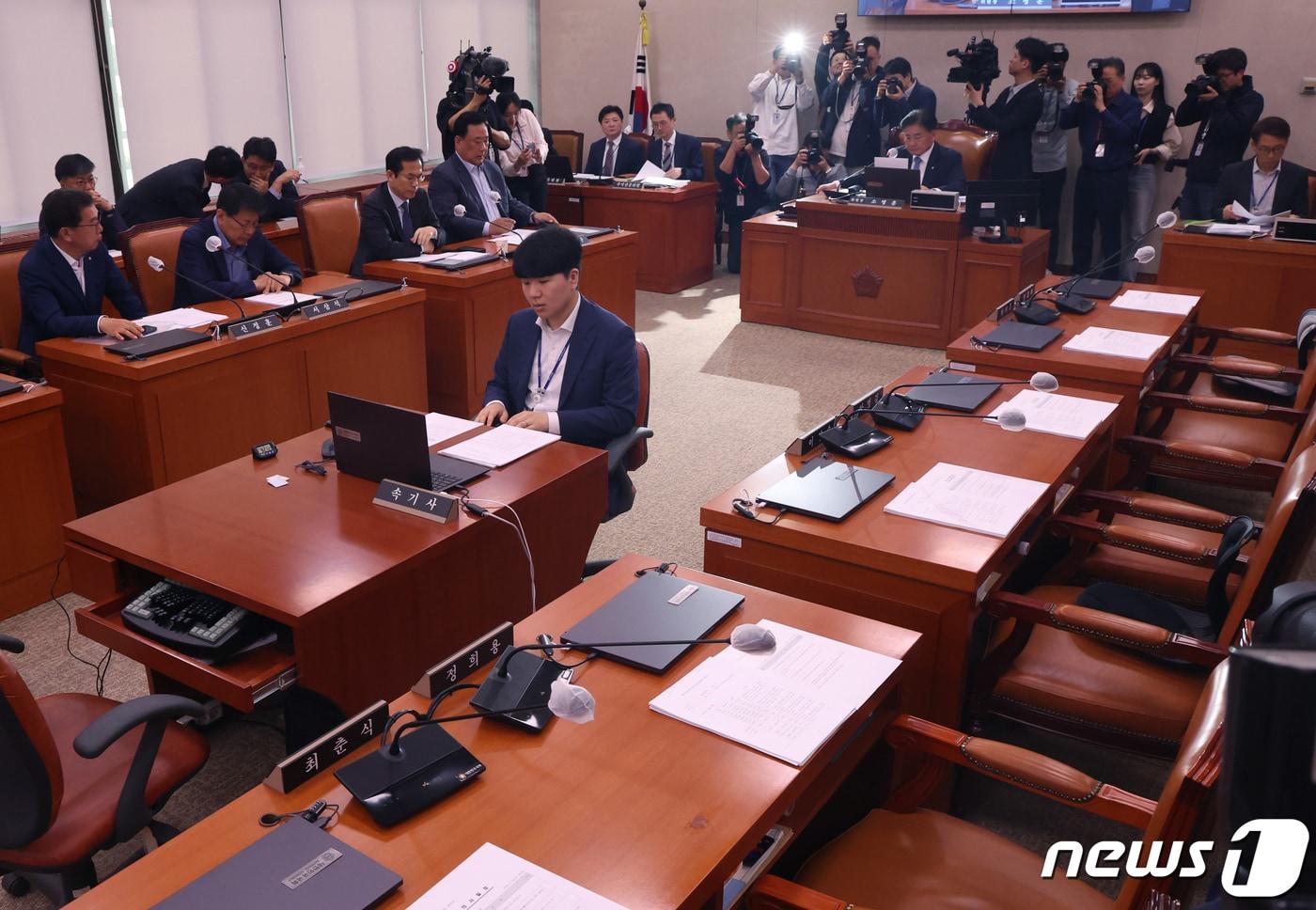 본문 이미지 - 소병훈 국회 농해수위위원장이 18일 서울 여의도 국회에서 열린 농림축산식품해양수산위원회 전체회의에서 의사봉을 두드리며 '세월호피해지원법 개정안'을 국회 본회의에 직회부하는 안을 야당 단독으로 가결하고 있다. 2024.4.18/뉴스1 ⓒ News1 송원영 기자