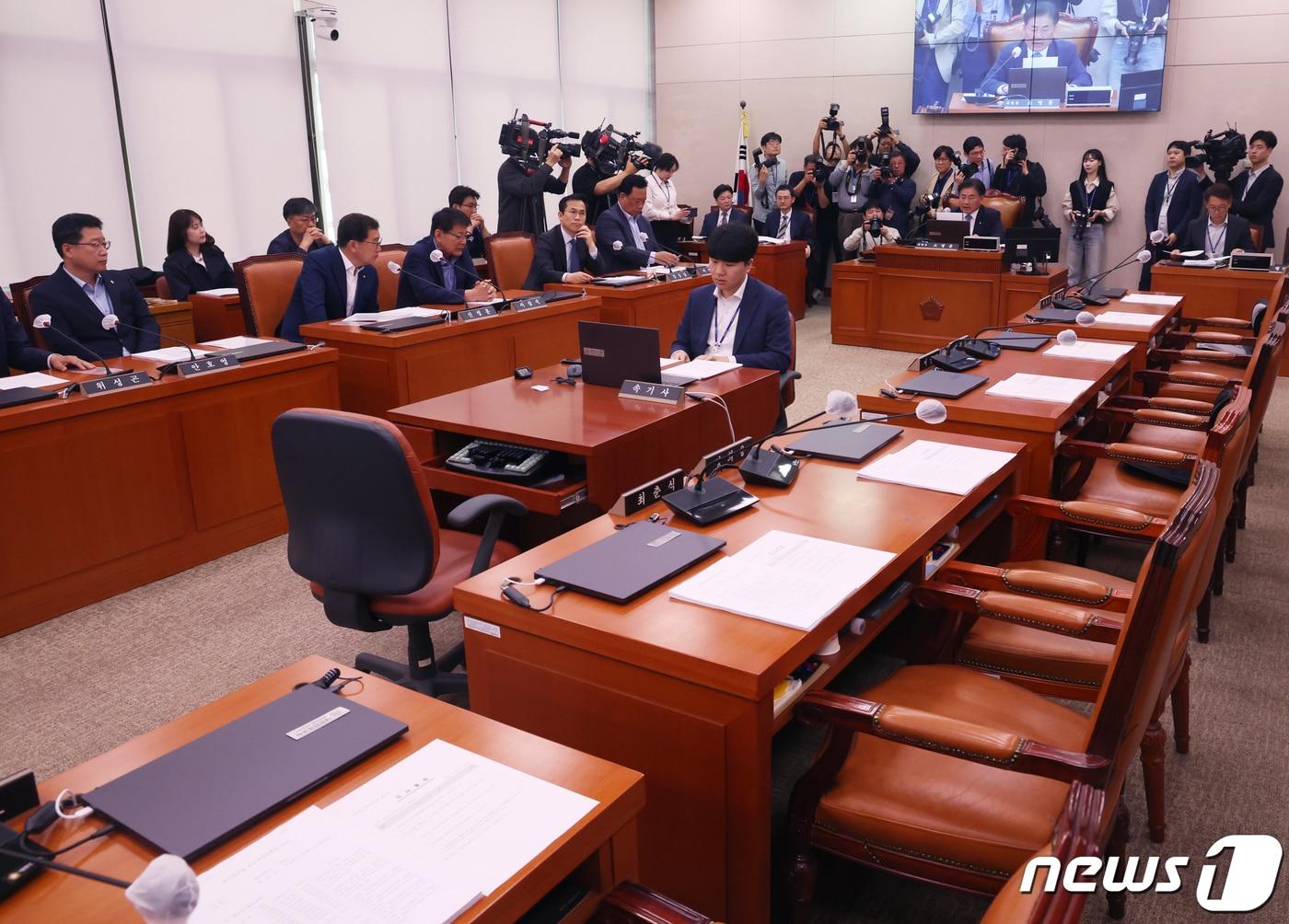 본문 이미지 - 소병훈 국회 농해수위위원장이 18일 서울 여의도 국회에서 열린 농림축산식품해양수산위원회 전체회의에서 의사봉을 두드리며 '양곡관리법 개정안'과 '농산물 가격 안정법 개정안'을 국회 본회의에 직회부하는 안을 야당 단독으로 가결하고 있다. 2024.4.18/뉴스1 ⓒ News1 송원영 기자