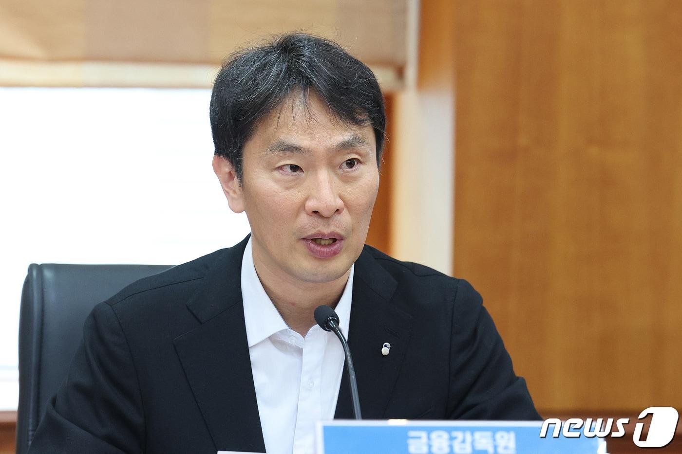 본문 이미지 - 이복현 금융감독원장이 18일 오전 서울 여의도 금융투자협회에서 열린 기업과 주주행동주의 상생·발전을 위한 간담회에서 인사말을 하고 있다. 2024.4.18/뉴스1 ⓒ News1 신웅수 기자