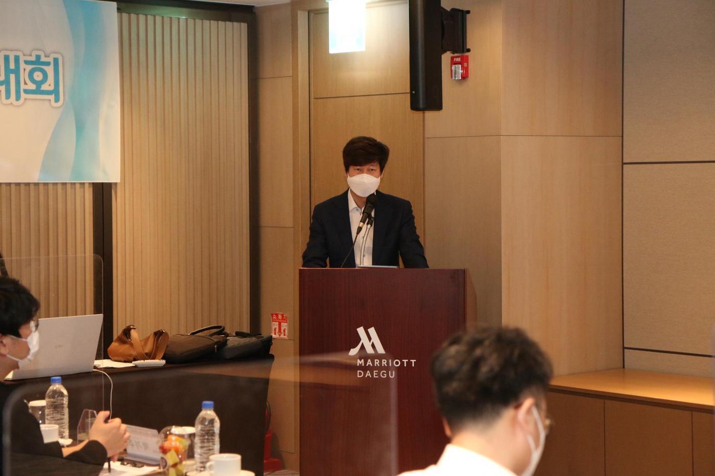 지난 2021년 대구 BI스타트업 IR피칭대회에서 애드플랫의 기획을 발표하고 있는 장세준 대표. 사진=애드테일러(주) 제공