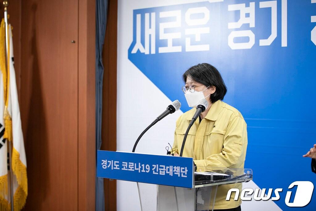 본문 이미지 - 지난 2020년 11월18일 경기도청 브리핑룸에서 이희영 당시 경기도 코로나19 긴급대책단 공동단장(분당서울대학교병원 공공의료사업단 교수)이 정례브리핑을 하고 있다. (경기도 제공)/