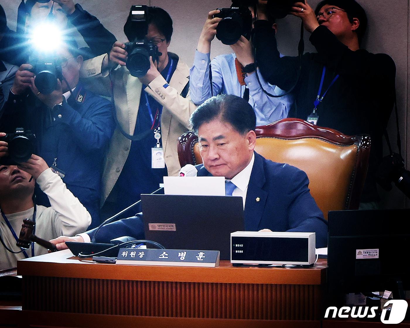 본문 이미지 - 소병훈 국회 농해수위위원장이 18일 서울 여의도 국회에서 열린 농림축산식품해양수산위원회 전체회의에서 의사봉을 두드리며 '양곡관리법 개정안'과 '농산물 가격 안정법 개정안'을 국회 본회의에 직회부하는 안을 야당 단독으로 가결하고 있다. 2024.4.18/뉴스1 ⓒ News1 송원영 기자