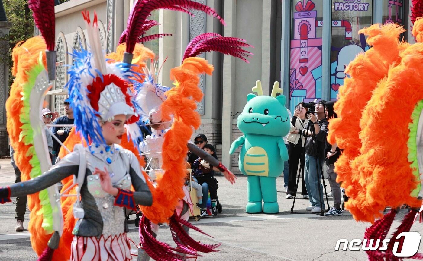 용인시 캐릭터 조아용이 오는 20일부터 5월11일까지 에버랜드 카니발 퍼레이드에서 주인공으로 등장한다.(용인시 제공)