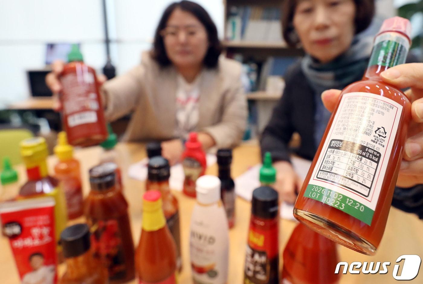 본문 이미지 - 18일 세종시 정부세종청사 공정거래위원회에서 한국소비자연맹 관계자들이 시중에 판매되는 매운맛 소스 국내 11개 제품, 수입 9개 제품 총 20개 제품에 대한 매운맛 정도, 영양성분에 관한 품질 테스트 및 대장균군, 타르색소, 보존료 등 안전성 시험·평가 내용을 설명하고 있다. (사진은 기사 내용과 무관함) 2024.4.18 /뉴스1 ⓒ News1 김기남 기자