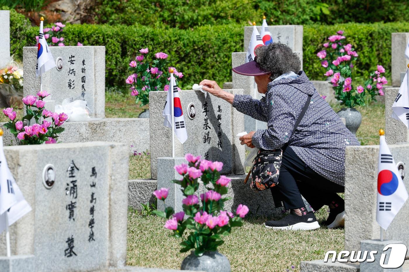 본문 이미지 - 4·19혁명 기념일을 하루 앞둔 18일 서울 강북구 국립 4·19 민주묘지를 찾은 이명자(83) 씨가 아들 이기석 유공자의 묘비를 닦고 있다. ⓒ 뉴스1 안은나 기자