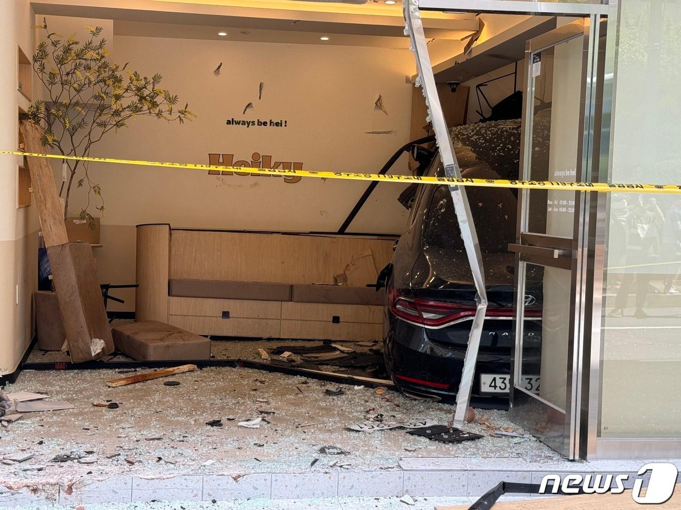 본문 이미지 - 18일 낮 12시15분쯤 광주 동구 대인동 한 카페로 차량이 돌진하는 사고가 발생했다. 2024.4.18/뉴스1 ⓒ News1 이승현 기자 